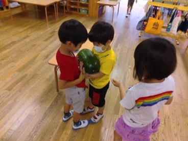 写真:冬瓜を持つ子どもたち