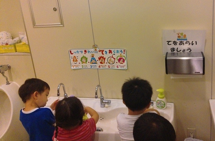 写真:手を洗っている子どもたち1