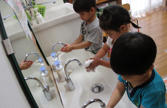 写真:手を洗っている子どもたち2