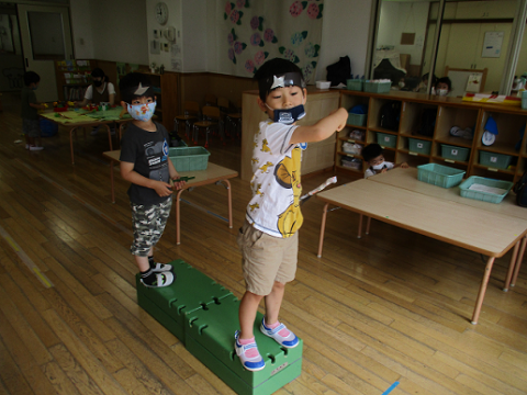 写真:手裏剣をとばす子どもたち