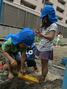 写真:砂場で遊ぶ子どもたち1