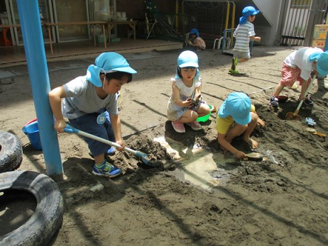 写真:砂場で遊ぶ子どもたち2