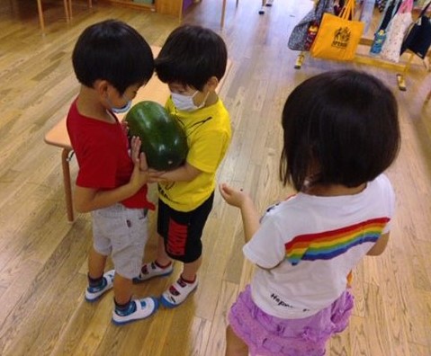 写真:冬瓜を抱っこする子どもたち