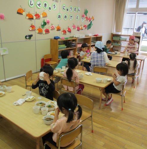 写真:給食を食べる子どもたち