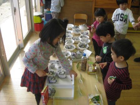 写真:食べ物コーナーに並ぶ子どもたち