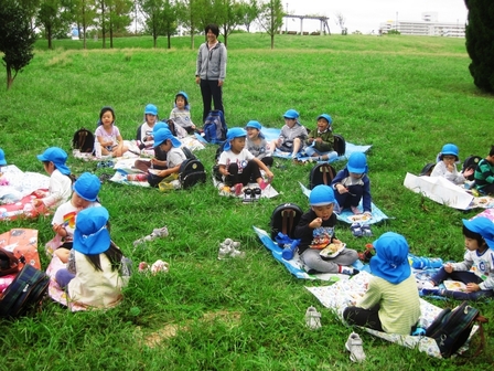 写真:お弁当を食べる子どもたち