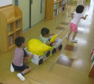 写真:バナナ電車を楽しむ子どもたち