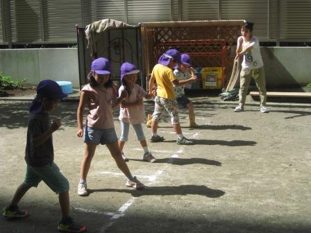 写真:かけっこ練習をする子どもたち