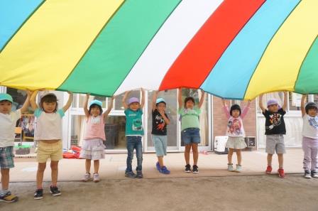 写真:バルーンを持つ子どもたち