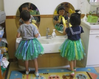 写真:鏡を見つめる子どもたち