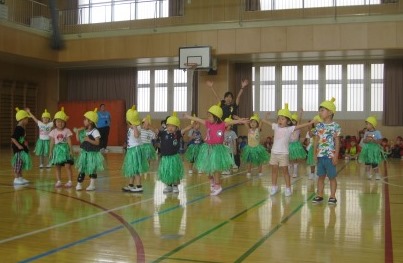 写真:バナナ体操を踊る子どもたち