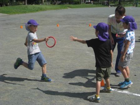 写真:リレーをする子どもたち