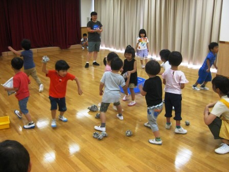 写真:新聞紙で遊ぶ子どもたち