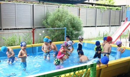 写真:プール遊びをする子どもたち