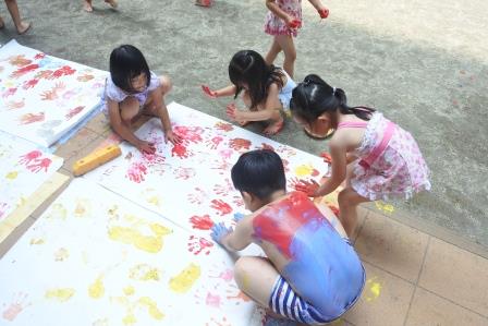 写真:絵の具で遊ぶ子どもたち
