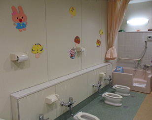 写真:乳児トイレと幼児トイレ1