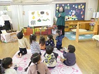 写真:おはなしの世界にすい込まれている子どもたち