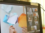 写真:オンライン保育で折り紙をする様子2