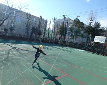 写真:校庭で凧あげをする子ども1