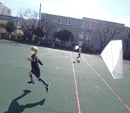 写真:校庭で凧あげをする子ども3