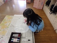 写真:油性ペンで好きな絵を描く子ども