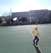 写真:校庭で凧あげをする子ども2