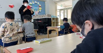 写真:赤鬼と青鬼の作り方を聞く子どもたち