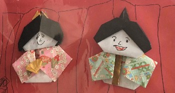 写真:折り紙で作った着物をきた人形