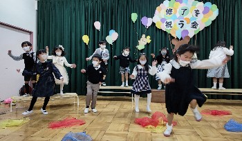 写真:修了を祝う会の様子1