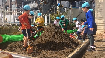 写真:大きな土の山を作った子どもたち