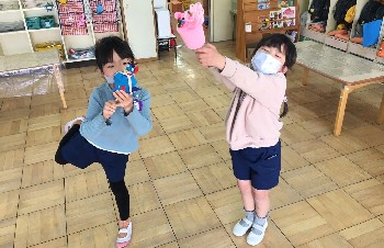 写真:かくれんぼ人形で遊ぶ子どもたち