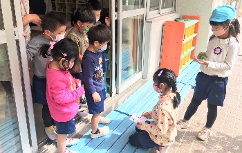 写真:幼稚園で遊ぶ最後の日2