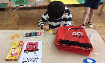 写真:鬼の面制作に夢中な子ども