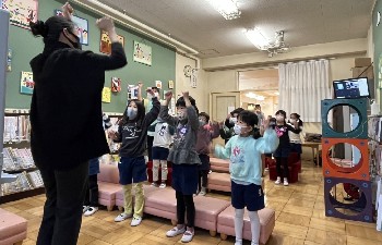 写真:講師のジュリー先生と子どもたち