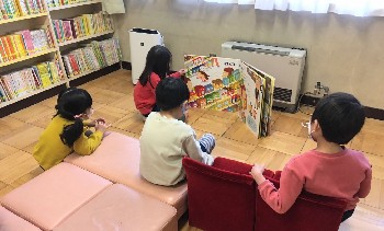 写真:読み聞かせをする子どもたち