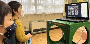 写真:すみれ組の様子を見ている子どもたち