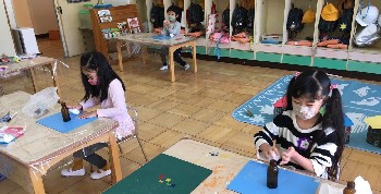 写真:雛人形制作を始める子どもたち