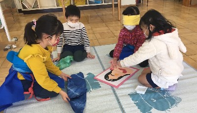 写真:ふくわらいをする子どもたち