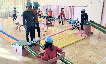 写真:巧技台で遊園地ごっこをする子どもたち