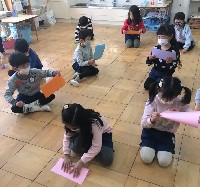 写真:つのこうばこを作る子どもたち