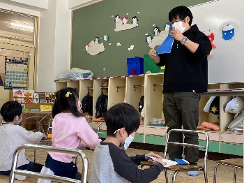 写真:折り紙作家の間瀬英一郎先生と子どもたち