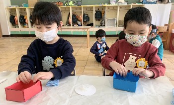 写真:2月2日　4歳たんぽぽ組／豆入れ制作