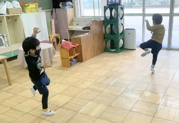 写真:2月10日　4歳たんぽぽ組／もも組さんとの交流1