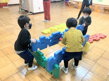 写真:2月10日　4歳たんぽぽ組／もも組さんとの交流2