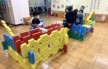 写真:1月26日4歳たんぽぽ組／ホールでの遊び