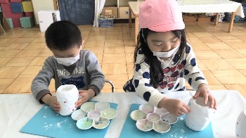 写真:3月4日　3歳もも組／立体的なものを作りました1