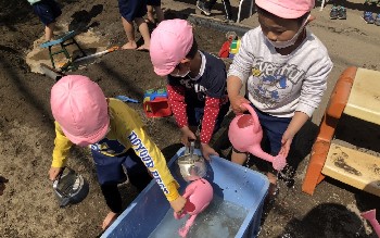 写真:3月15日　3歳もも組／久しぶりの水遊び