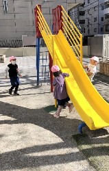 写真:2月21日　3歳もも組　色鬼1