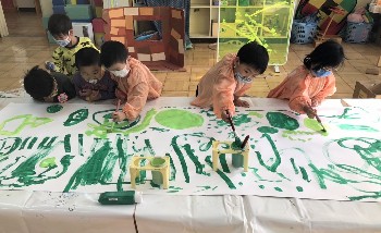 写真:1月21日 3歳もも組 劇あそびの背景作り