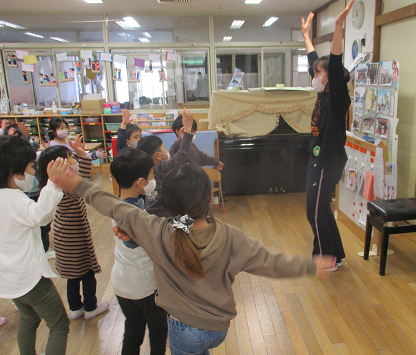 写真:ダンスを踊る子どもたち